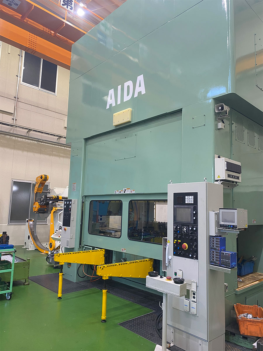 AIDA製 600トン 順送プレスライン