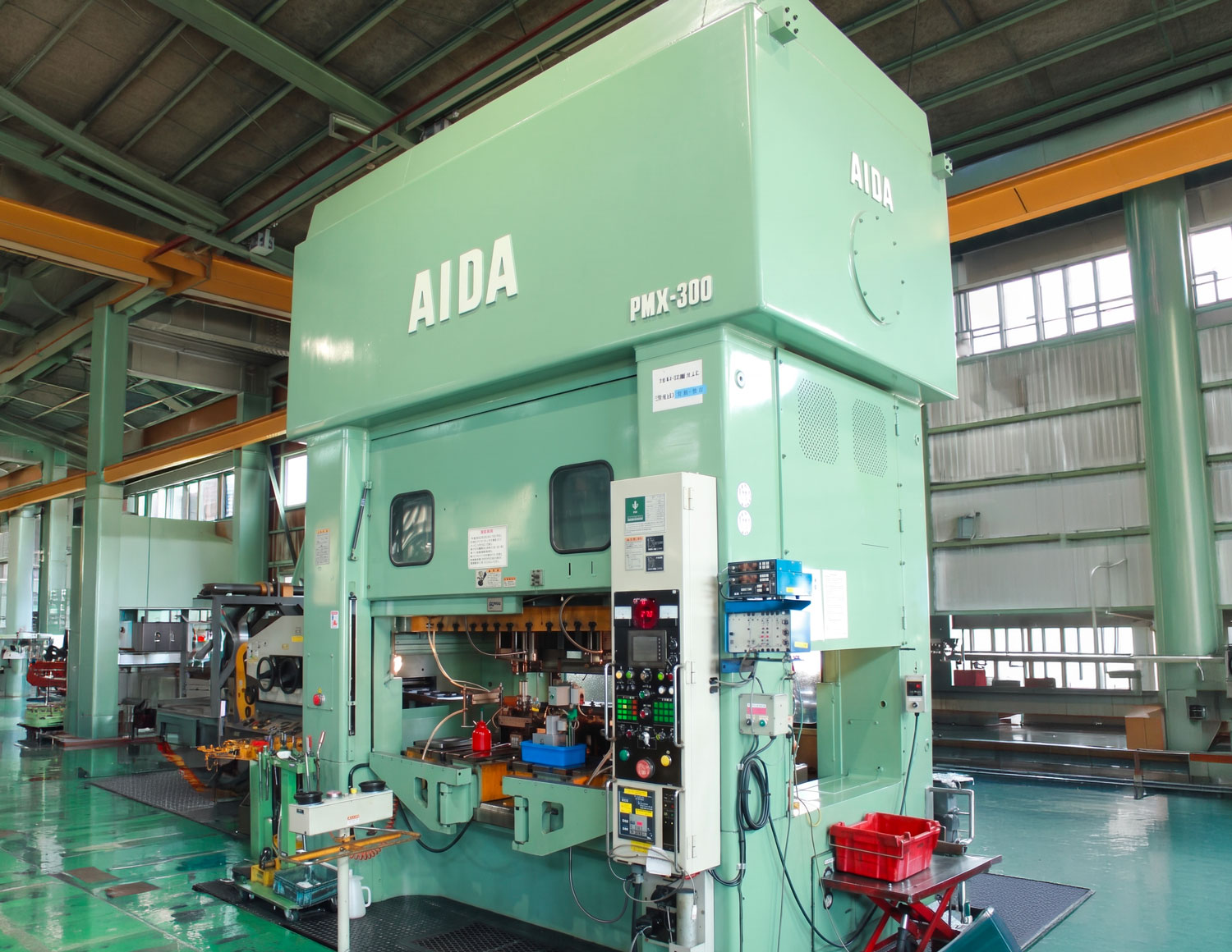 300トンプレス機（AIDA製）